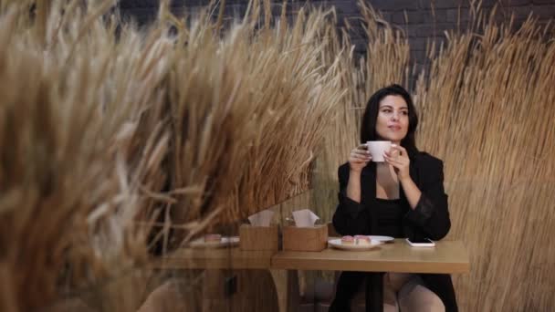 Essgetränk Frauentrinken Kaffeegenuss Gut Aussehende Frau Genießt Ihren Kaffee Lokal — Stockvideo