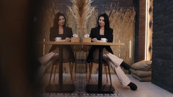 Assento Conversa Refeição Telefone Bebida Restaurante Mulher Elegante Discute Assuntos — Vídeo de Stock