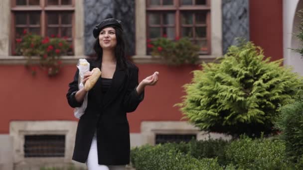 Sokak Serserisi Çerez Ekmek Düşkünlüğü Sokakta Yürürken Kadın Yaya Aperatifleri — Stok video