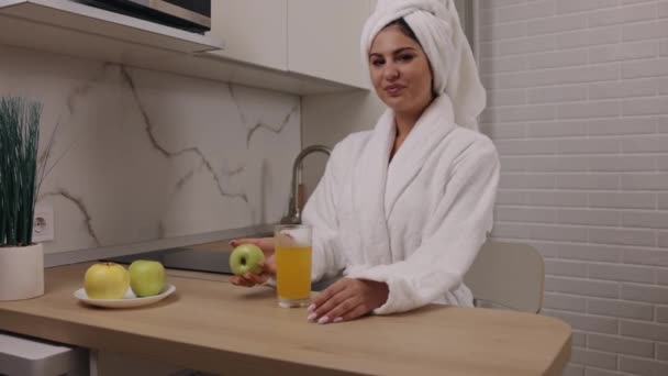 Dieta Base Plantas Fruta Manhã Energia Laranja Mulher Aprecia Suco — Vídeo de Stock