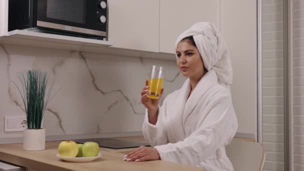 Obstkonsum Gesundes Engagement Fruchtsaftgewohnheit Frau Trinkt Jeden Morgen Orangensaft Ihrer — Stockvideo