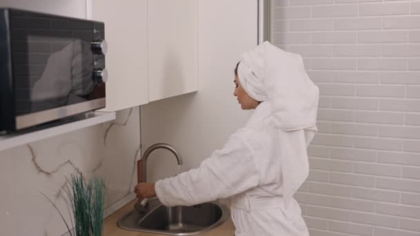 Der Küche Bademantel Trinken Küchengewohnheiten Frau Bademantel Die Der Küche — Stockvideo