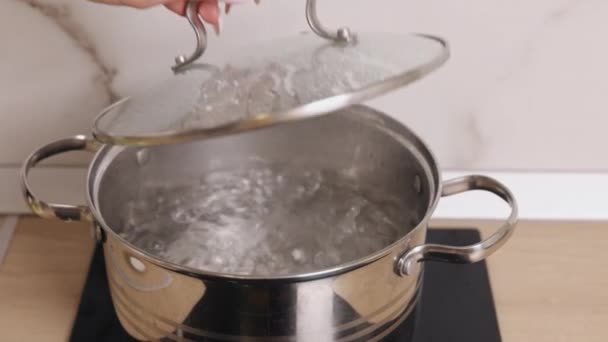 キッチンポット ストーブ使用 食品沸騰 台所の電気ストーブでは 水は料理の準備のために沸騰している — ストック動画