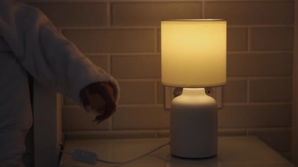 Ellerini Kapat Işığı Kapat Işık Kontrol Kadın Elini Kullanarak Lambasını — Stok video