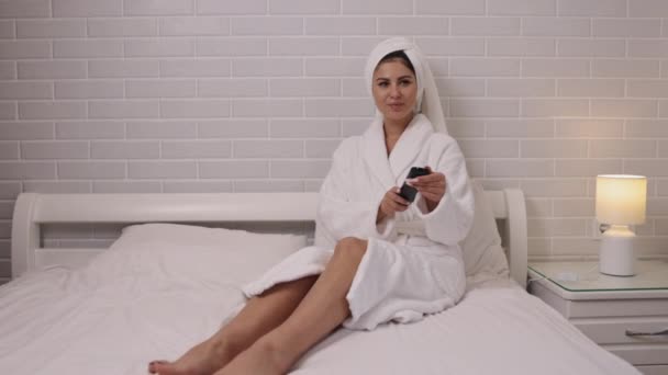 Kanal Değiştirmek Oda Eğlencesi Televizyon Bakımı Yatak Odasında Bornozlu Kadın — Stok video