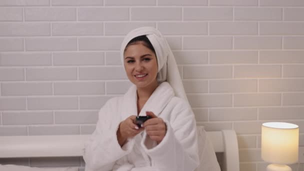 카우치에 앉아서 코지가 버튼이 누르고 목욕을 여자는 침실에서 사용하여 사이를 — 비디오