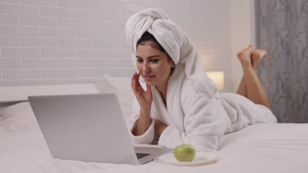 Wygodna Technologia Wypoczynek Laptopie Oglądanie Filmów Kobieta Odpoczywa Brzuchu Sypialni — Wideo stockowe