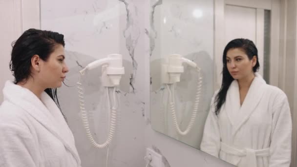 Suszenie Włosów Kobieta Stojąca Poranny Prysznic Porannym Prysznicu Domu Kobieta — Wideo stockowe