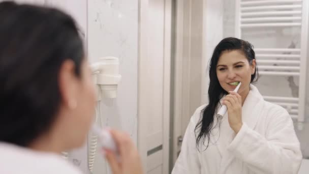 Gigi Bersih Kamar Mandi Cantik Showering Woman Menyerang Wanita Dewasa — Stok Video