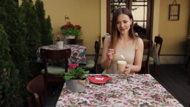 享受一杯 享受时间 放松享受 金发女人在喝咖啡的同时 正在享受着悠闲的咖啡馆生活 — 图库视频影像