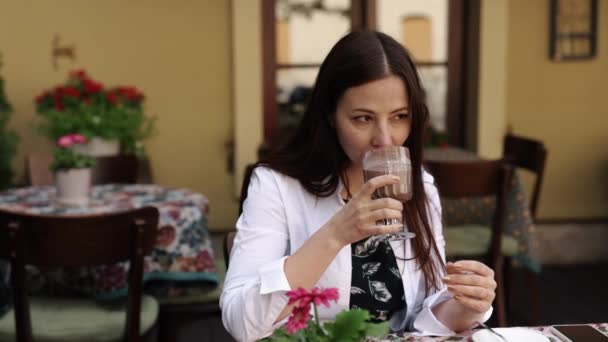Πιες Καφέ Ονειρεμένη Γυναίκα Καφέ Ενατένιση Pensive Γυναίκα Απολαμβάνει Καπουτσίνο — Αρχείο Βίντεο