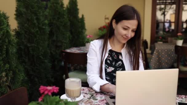 Соціальне Дистанціювання Робота Дистанційно Вчителька Жінка Працює Дистанційно Ноутбуці Відкритого — стокове відео