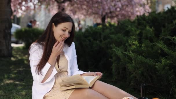 Park Zewnątrz Relaxed Reading Powieść Świeżym Powietrzu Kobieta Potrzebuje Czasu — Wideo stockowe