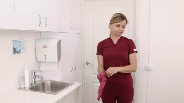Female Dentist Gloves Application Dental Gloves Female Dentist Putting Rubber — Wideo stockowe