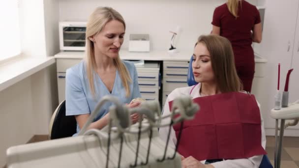 Dentist Consultation Treatment Explanation Dental Communication Female Patient Attentively Listening — Stockvideo