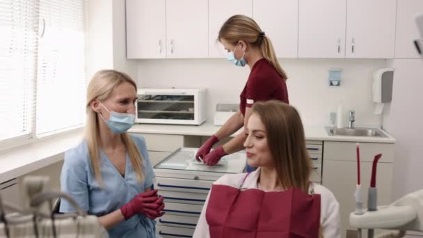 Dentist Examining Professional Orthodontic Tooth Treatment Doctor Conducts Examination Oral — Stockvideo
