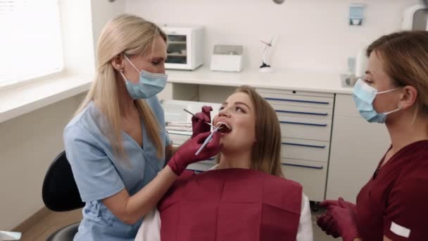 歯の腐敗 歯科用カロリー 歯科予防 医師は口腔を評価し 歯の腐敗の兆候を探していますが 咳の予防と治療を強調しています — ストック動画
