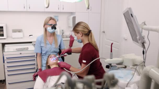 Modern Dentistry Clinic Room Patient Teeth Stomatologist Uses Ultraviolet Light — Stok video