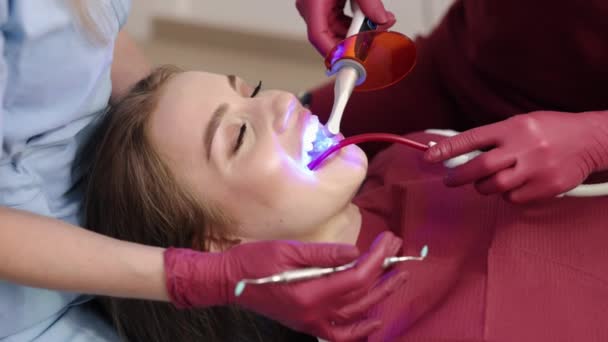 Ultraviolet Light Restoration Light Clinic Patient Stomatologist Dental Clinic Room — Stock videók