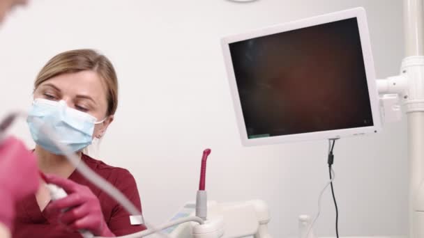 Zahnbehandlung Mündliche Untersuchung Mund Drin Zahnexperte Setzt Intraoralkamera Ein Eingehende — Stockvideo
