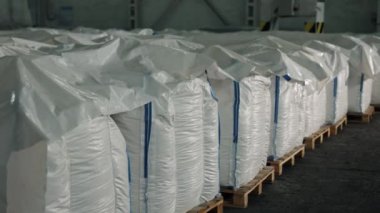 Ürün kutuları, Hasat Verimliliği, Fabrika Güvenliği. Ürün çuvalı bolluğu şirketlerin ürün deposunu dolduruyor, hasat sonucu....