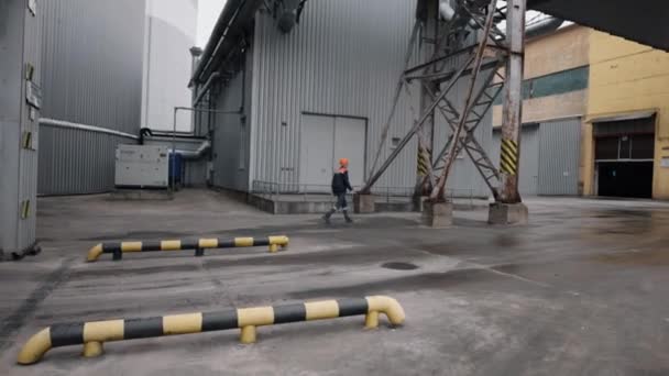 Ασφάλεια Εργαζομένων Βιομηχανικές Επιχειρήσεις Πρότυπα Περπατήματος Περπατώντας Έξω Μεγάλες Βιομηχανικές — Αρχείο Βίντεο