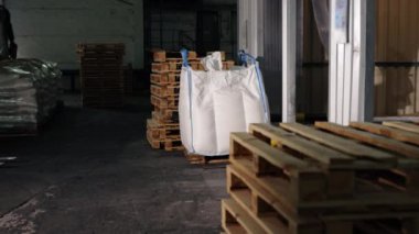 Depo İşçisi, Forklift Yükleyici, Depo lojistiği. Depo işçisi, paletleri tesisin etrafına yerleştirmek için forklift yükleyicisi kullanıyor..
