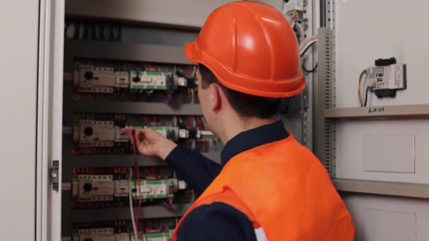 进行电气 电工测量 安全检查 在工厂 控制面板中的电流由电工用万用表测量 — 图库视频影像