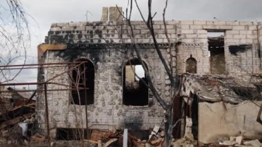 Tuğla kalıntıları, konut binası, Ukrayna Savaşı. Felaketin ortasında yıkılmış bir bina. Enkaz, toz ve hasarlı ev seli var. Ukrayna 'daki bombalama sonrası.