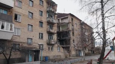 Hasarlı ev, harabe bina, bomba patlaması. Felaketin ortasında yıkılmış bir bina. Enkaz, toz ve hasarlı ev seli var. Ukrayna 'daki bombalama sonrası.