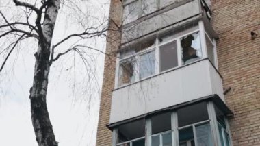 Kırık cam, kırık cam, yıkılmış bina. Binanın camları kırılmıştı, çerçeveleri kırılmıştı, camları kırılmıştı. Bina bombalandı, cam kırıldı, cam hasar gördü, ev ciddi hasar gördü.