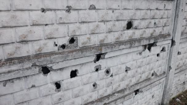 Ostrzale Dziura Ścianie Betonowy Płot Ukraińska Wojna Zniszczyła Betonowe Ogrodzenia — Wideo stockowe