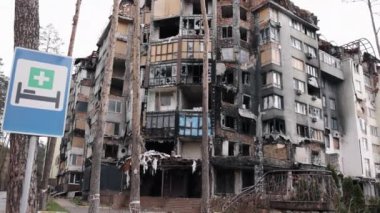 Yanmış bina, Rocket Blaze, bina yıkıldı. Roket saldırısının ardından, çok katlı bina yıkıldı ve ev tanınmayacak halde yandı..