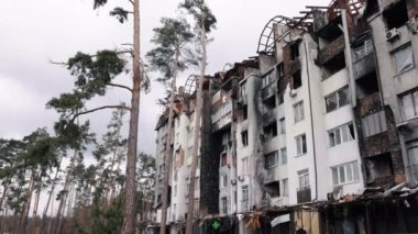 Yıkılmış şehir, yıkılmış bina, kül inşaatı. Roket saldırısından kaynaklanan alevler çok katlı binayı küle çevirdi, ayrıca evi de ağır şekilde yaktı..