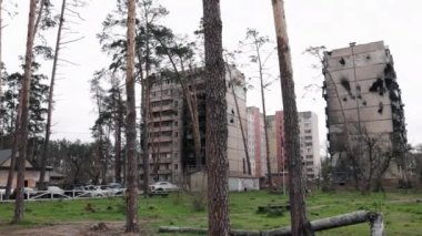 Yangından sonra, House harabeye döner, ateş yakar. Ev, roketler tarafından tahrip edilen çok katlı binanın yanındaki dumanlı harabelere bırakılmıştı..