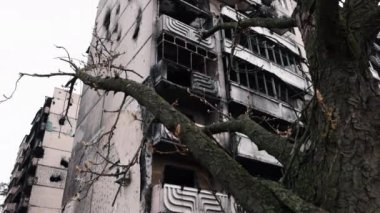 Yangın sonrası, yıkılan yüksek binalar, grev hasarı. Roketler yıkıcı bir şekilde çok katlı bir binayı yıktı ve sonrasında ev yangından zarar gördü..
