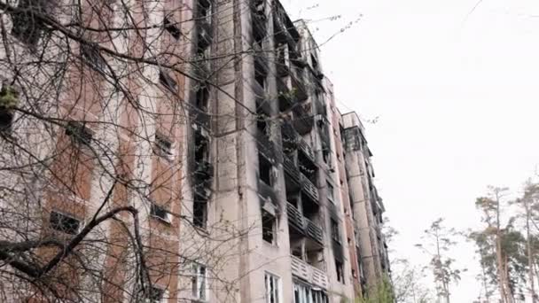 建物が崩壊し 家が破壊され 火災が発生した ロケットストライキ後のファイアス ブレイズは 認知を超えて複数の建物の破壊と家をチャージしました — ストック動画
