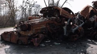 Yanmış arabalar, füze enkazı, saldırı çarpışmaları. Araç katliamı, Rus saldırısının vahşetine tanık oldu..
