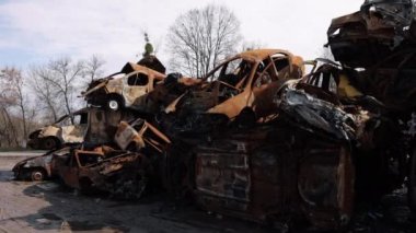 Havan topu saldırısı, araç enkazı, yıkım sahnesi. Bombalama sonrası şehir sokakları araba mezarlığına dönmüştü..
