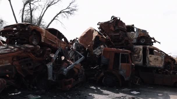 Russisk Aggression Kirkegårdsscene Angreb Kølvandet Mørtel Beskydning Malede Ødelagte Køretøjer – Stock-video