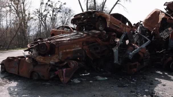 烧毁的汽车 导弹残骸 惨绝人寰的屠杀证明了俄罗斯的侵略是残忍的 — 图库视频影像