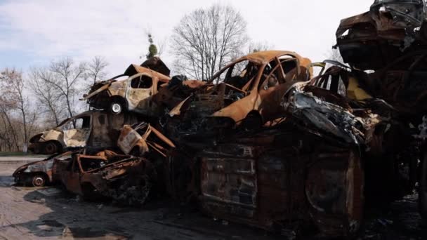 モーターシェル 車の残骸 破壊のシーン 爆撃の余波が都市の通りを車の墓地に変えた — ストック動画