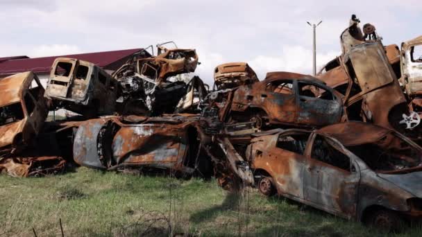 車の墓地 車両の衝突 ロシア侵略 破壊された車両は 容赦ないモルタル砲撃の即時の結果でした — ストック動画