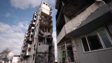 Yerleşim kalıntıları, sonuç bombardımanı, Rus savaşı. Yıkılmış evlerde Rus askerlerinin füze ve bombalı saldırılarının etkisi açıkça görüldü..