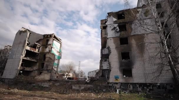 이미지 러시아 미사일과 공격은 주거용 부동산의 광범위한 파괴로 이어졌습니다 — 비디오
