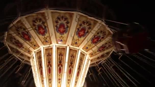 Svängande Karusell Nattbelysning Nöjespark Detta Vacker Ljus Karusell Mitt Park — Stockvideo