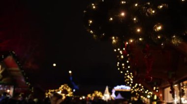 Mağazanın arka planında, çelenk olarak kablolardan sarkan parlak lambalar, akşam aydınlanması, yeni yıl tatili, Noel tatili, çelenk gibi Noel Xmas 'ı.