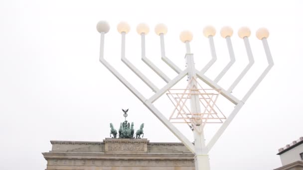ハヌカケーヤ ハヌカキャンドル ブランデンブルクゲート ケナハの街灯の輝かしい光は ライトのユダヤ人の休日のハヌカの伝統的なシンボルであり キャンドルとキャンドル — ストック動画