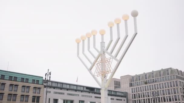 Judeus Celebram Hanukkah Com Luzes Brilhantes Lâmpadas Rua Lado Fora — Vídeo de Stock