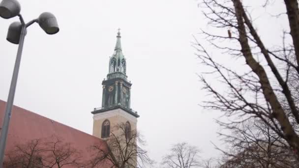 セントメアリーズ教会 マリエンケシュ ベルリンで教区 アレクサンダー広場近くのカール リブクネヒト シュトラッセに位置するベルリンの2番目に古い教会は レンガのゴシック様式で15世紀後半に建てられました — ストック動画